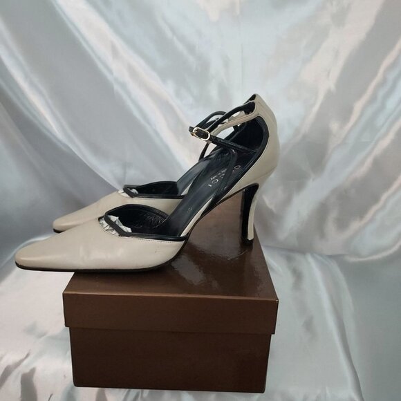 Gucci Pointed Toe Cream & Black Pumps - Picture 3 of 10